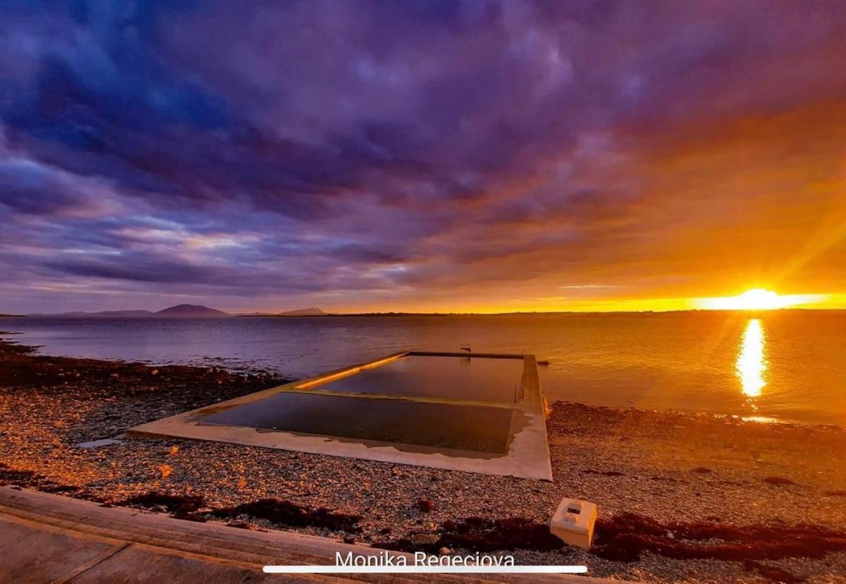 Seascape On The Edge Of Town: 4 Beds All Ensuite. Belmullet Esterno foto