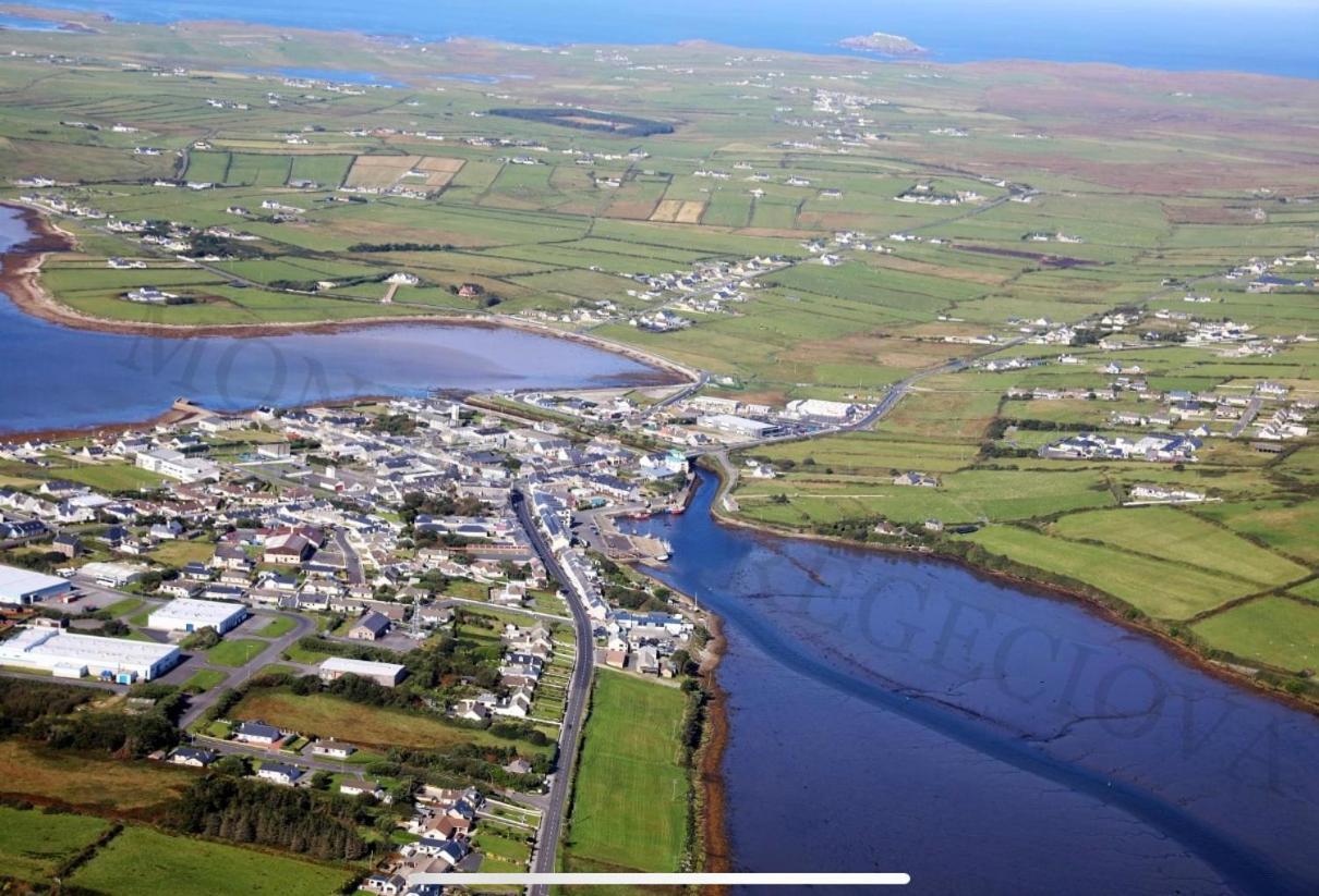 Seascape On The Edge Of Town: 4 Beds All Ensuite. Belmullet Esterno foto
